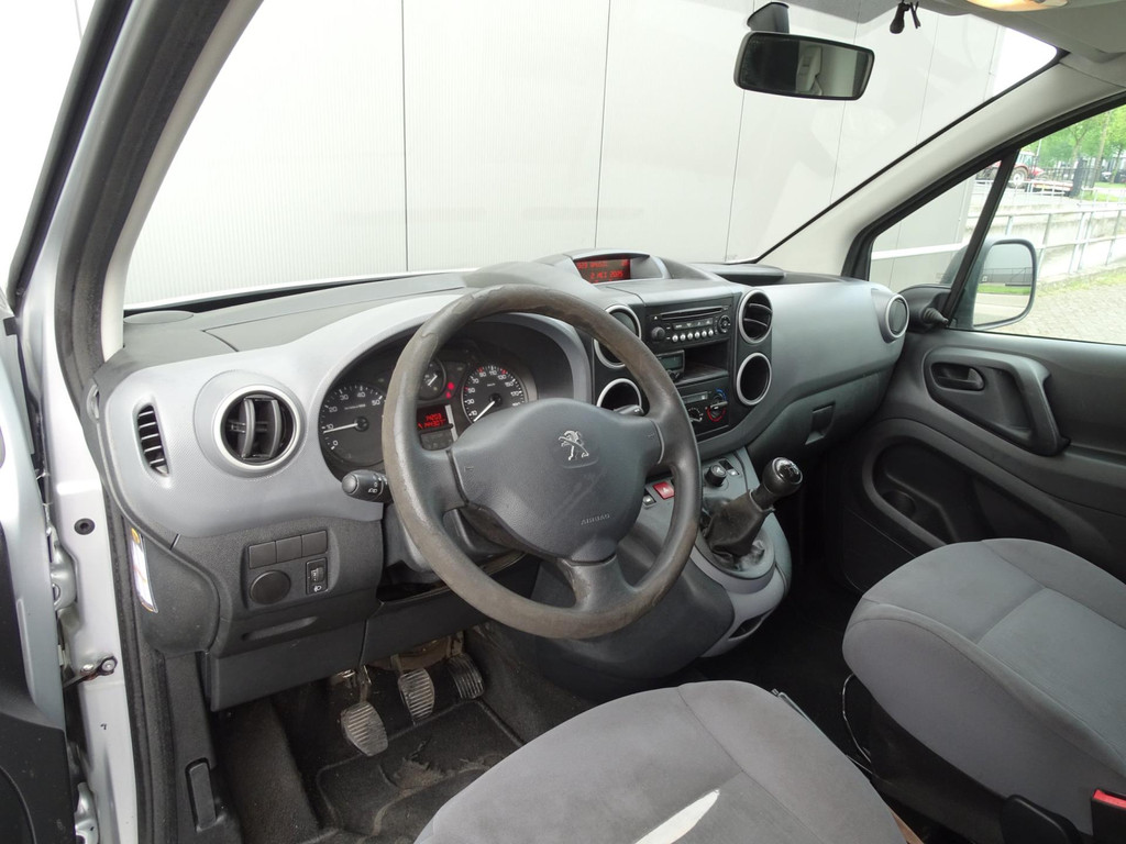 44671076-10.jpg